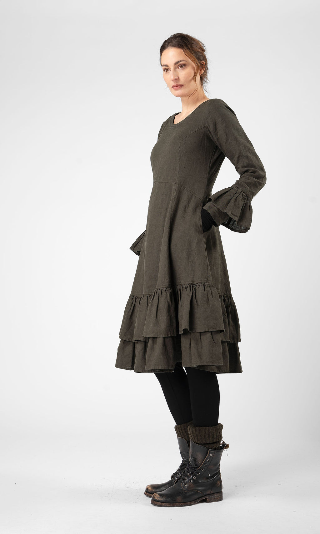 Linneklänning med volanger i nederkant och ärmslut