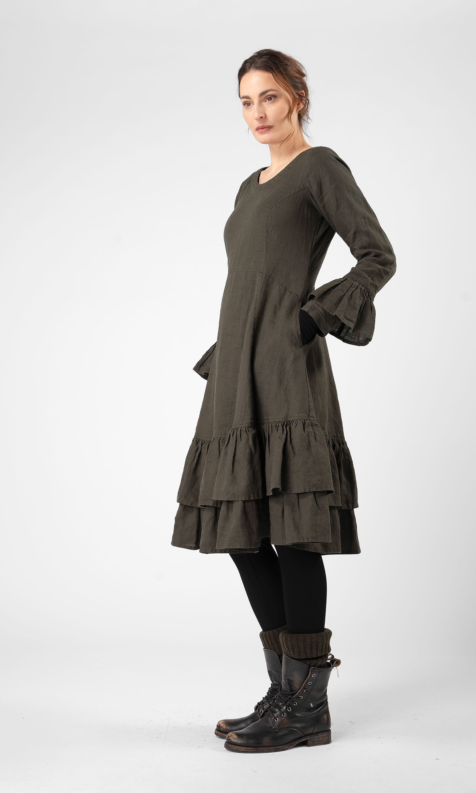 Linneklänning med volanger i nederkant och ärmslut