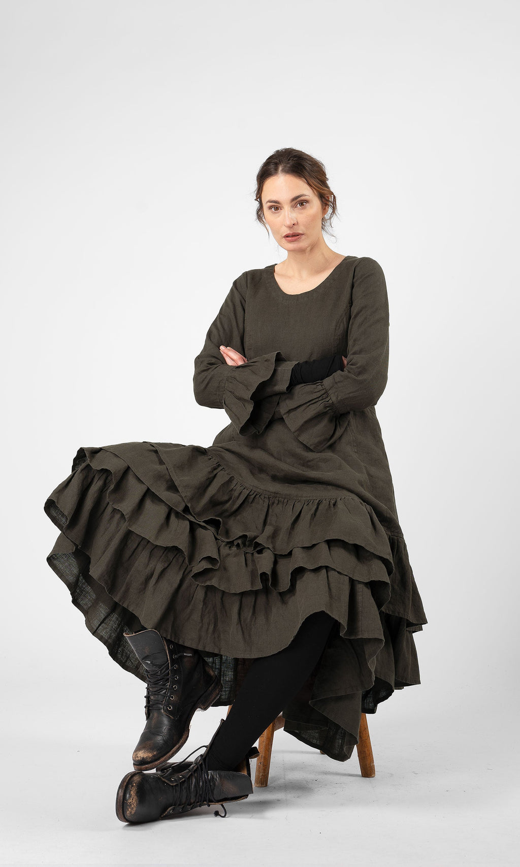 Linneklänning med volanger i nederkant och ärmslut